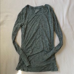 Gap fit breathe maternity shirt